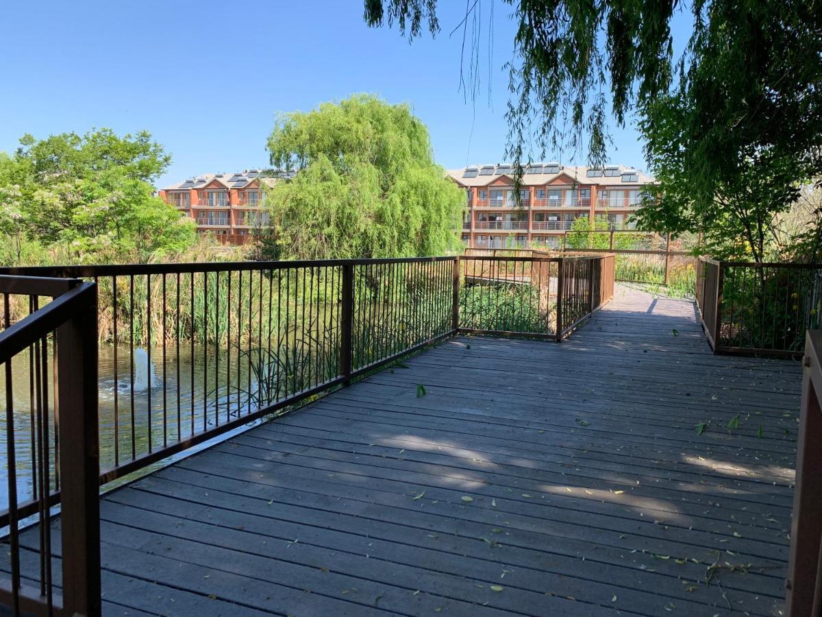 Or Tambo Self Catering Apartments, The Willows Boksburg Bagian luar foto