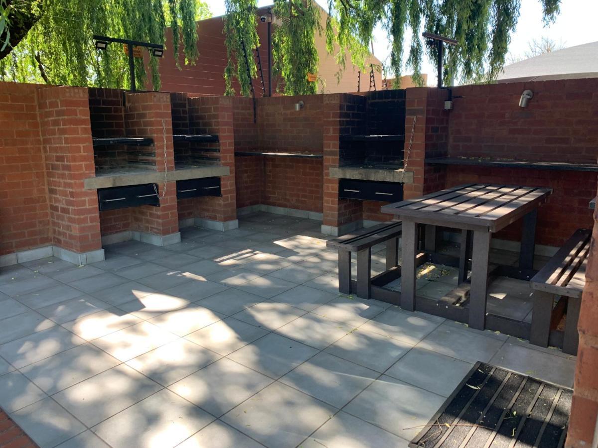 Or Tambo Self Catering Apartments, The Willows Boksburg Bagian luar foto