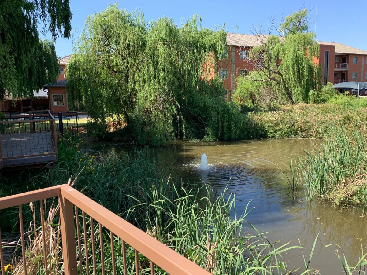 Or Tambo Self Catering Apartments, The Willows Boksburg Bagian luar foto