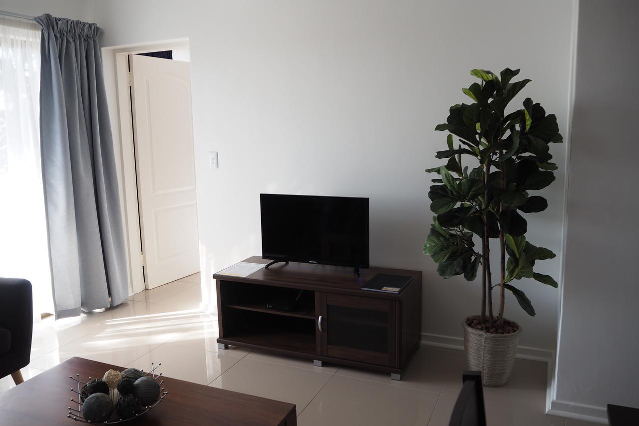 Or Tambo Self Catering Apartments, The Willows Boksburg Bagian luar foto