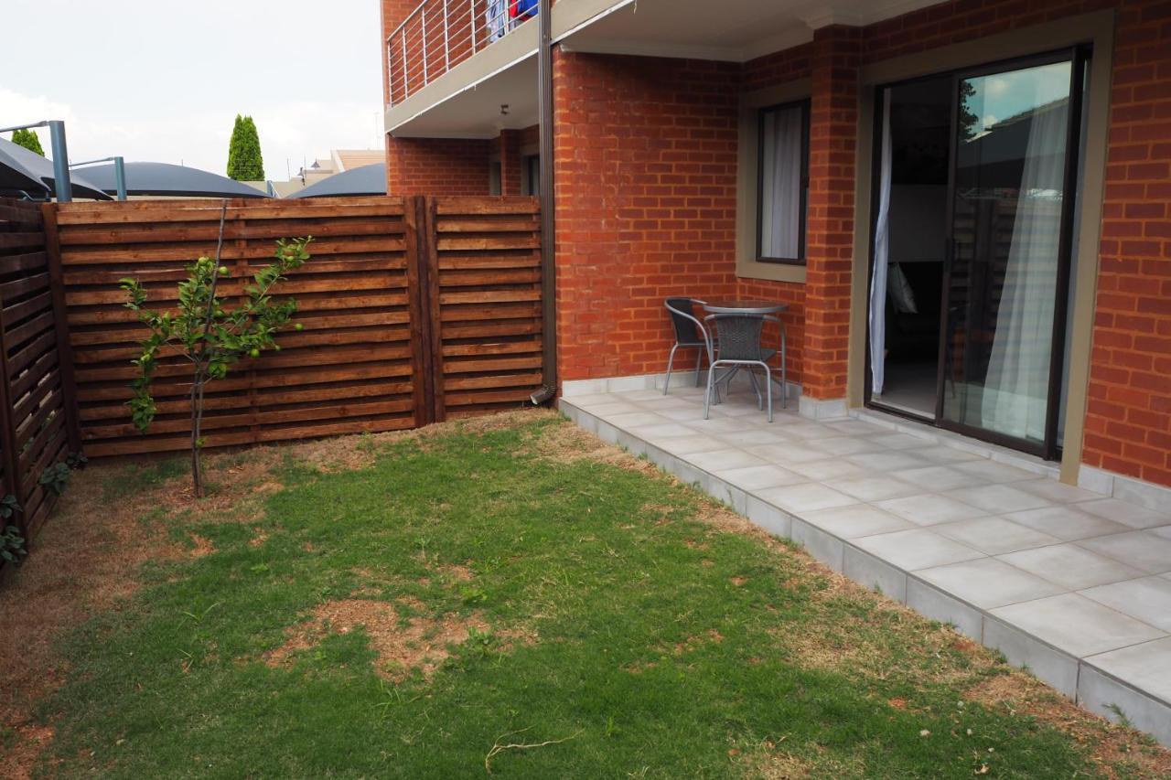 Or Tambo Self Catering Apartments, The Willows Boksburg Bagian luar foto