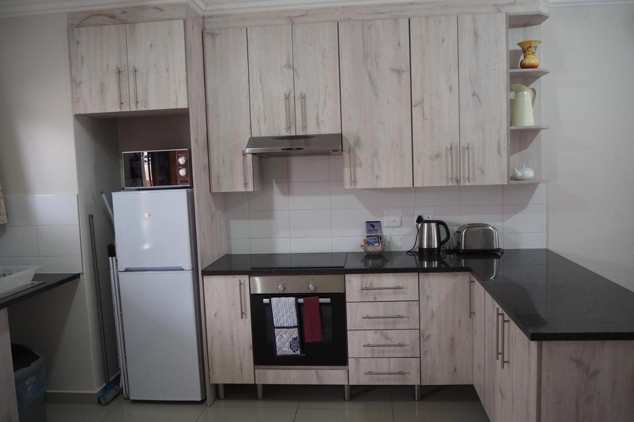 Or Tambo Self Catering Apartments, The Willows Boksburg Bagian luar foto