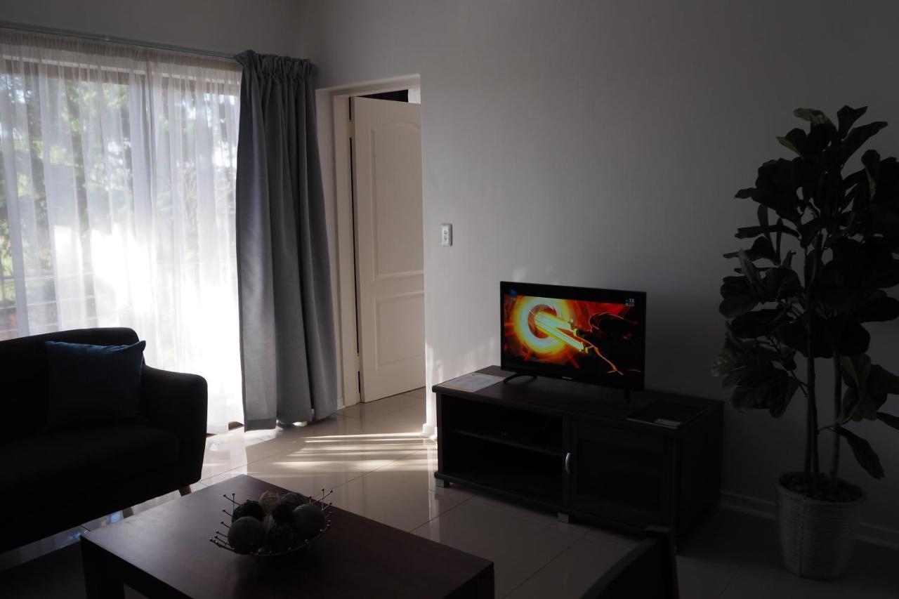Or Tambo Self Catering Apartments, The Willows Boksburg Bagian luar foto