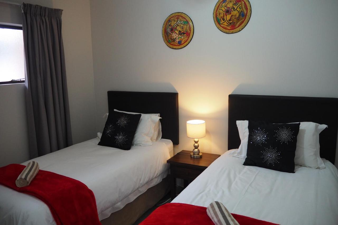 Or Tambo Self Catering Apartments, The Willows Boksburg Bagian luar foto