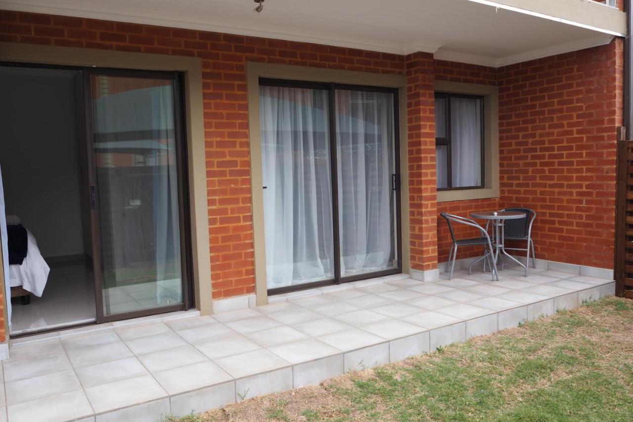 Or Tambo Self Catering Apartments, The Willows Boksburg Bagian luar foto