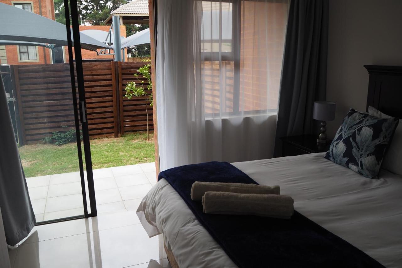 Or Tambo Self Catering Apartments, The Willows Boksburg Bagian luar foto