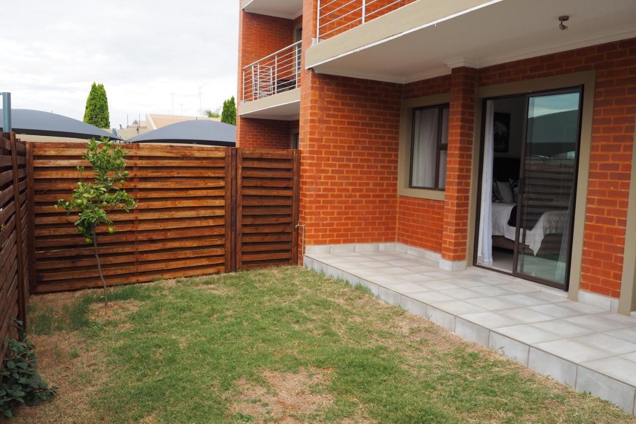 Or Tambo Self Catering Apartments, The Willows Boksburg Bagian luar foto