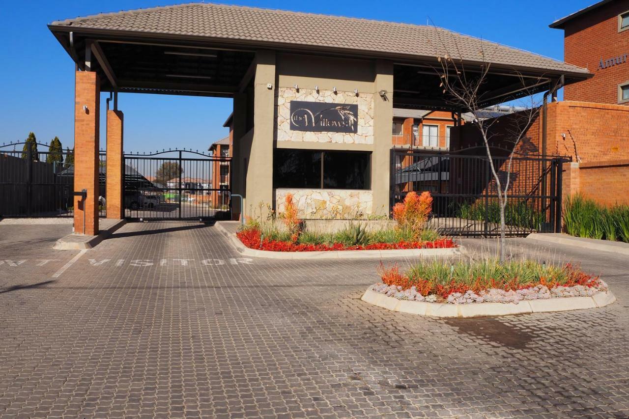Or Tambo Self Catering Apartments, The Willows Boksburg Bagian luar foto