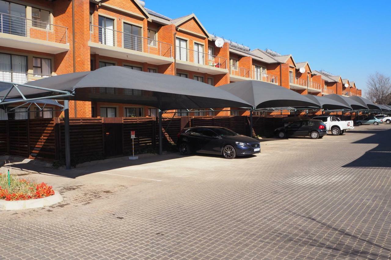 Or Tambo Self Catering Apartments, The Willows Boksburg Bagian luar foto
