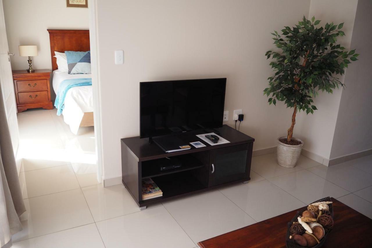 Or Tambo Self Catering Apartments, The Willows Boksburg Bagian luar foto