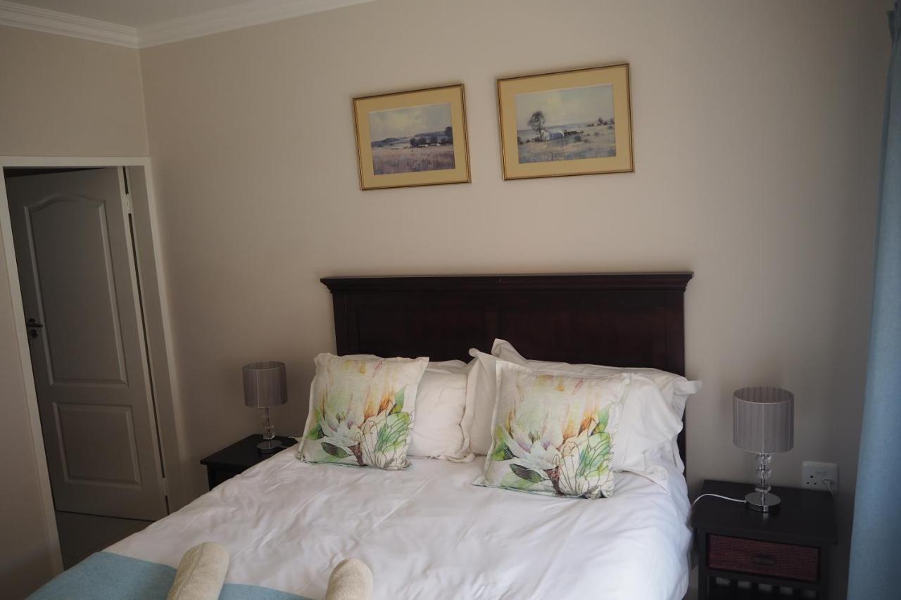 Or Tambo Self Catering Apartments, The Willows Boksburg Bagian luar foto