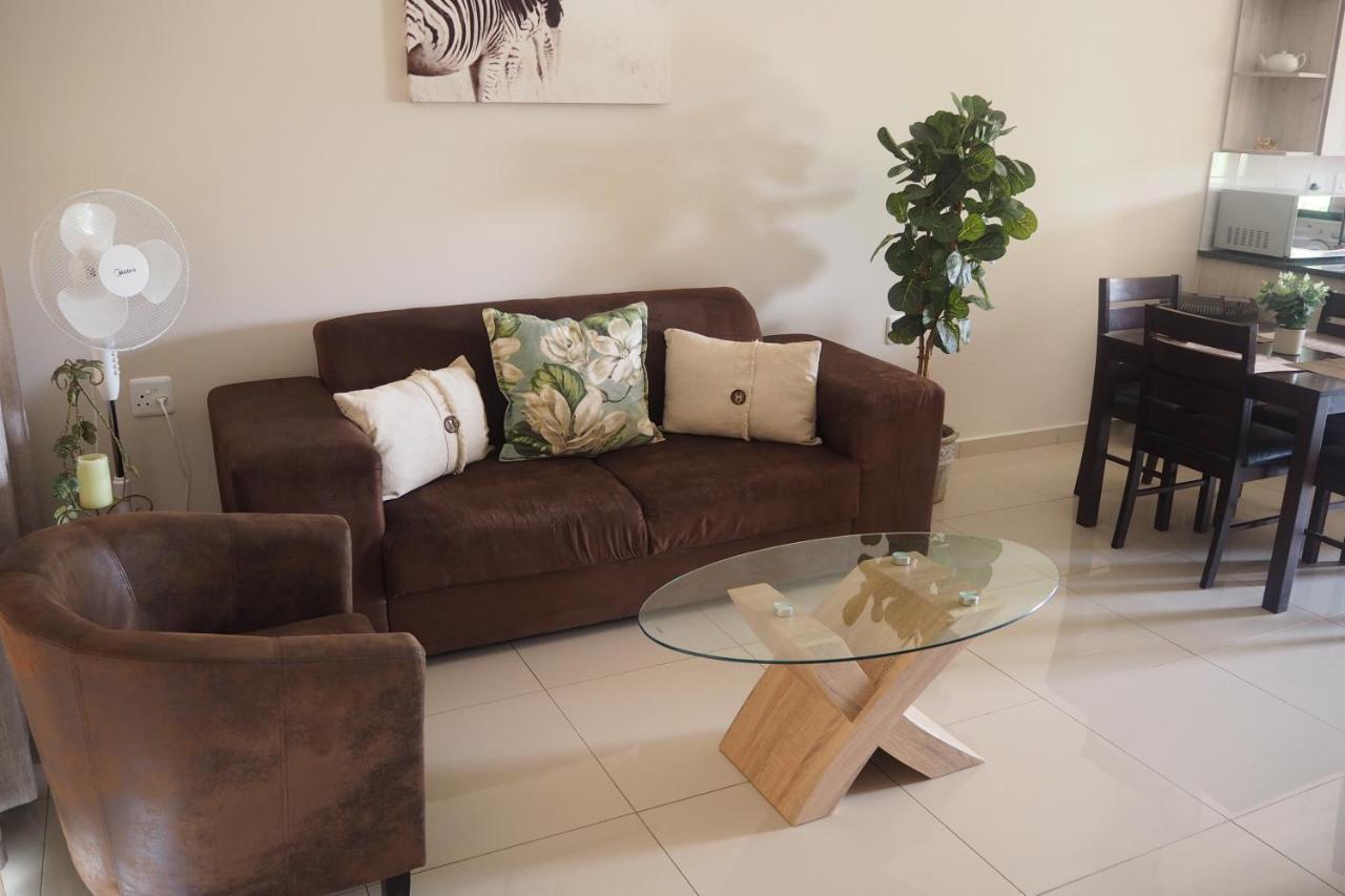Or Tambo Self Catering Apartments, The Willows Boksburg Bagian luar foto